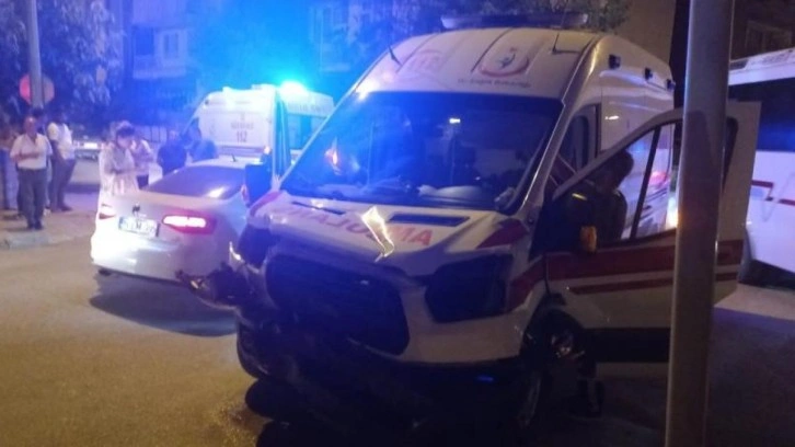 Burdur’da ambulans ile otomobil çarpıştı: 4 yaralı