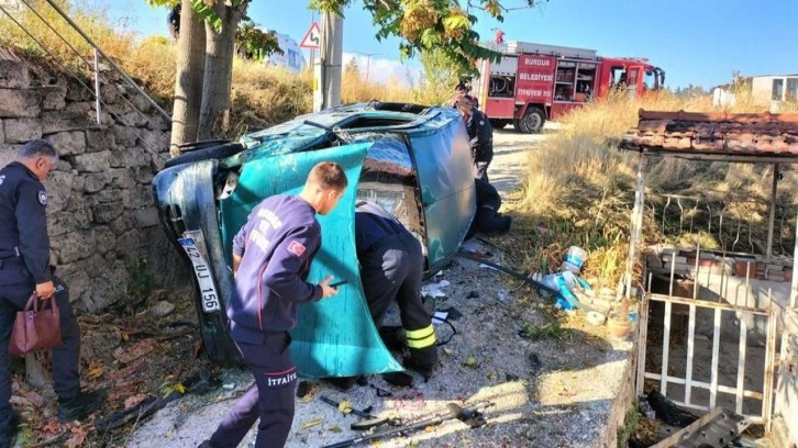 Burdur’da kontrolden çıkan otomobil evin bahçesine uçtu!