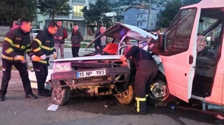 Burdur'da korkunç kaza! Kağıt gibi ezildi