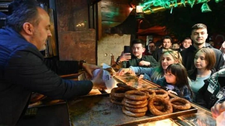 Bursa Büyükşehir Belediye Başkanı Aktaş ile gençler, çay ve simitle sahur yaptı