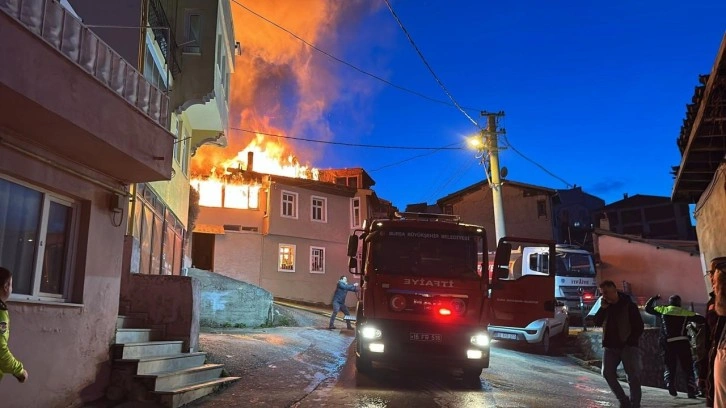 Bursa'da 3 ev yandı! Sebebi bilinmiyor