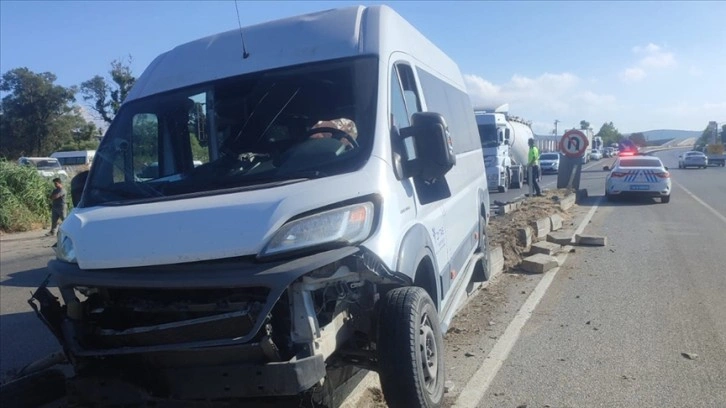 Bursa'da otomobil ile servis minibüsünün çarpıştığı kazada 5 kişi yaralandı