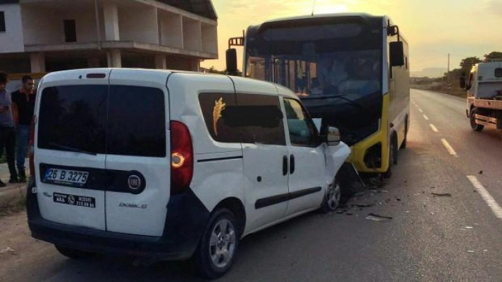 Bursa'da halk otobüsüyle çarpışan hafif ticari aracın sürücüsü öldü