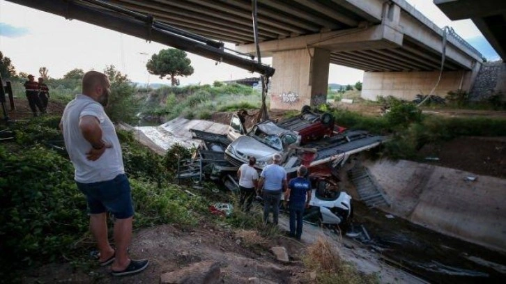 Bursa'da otomobil taşıyan tır viyadükten düştü: 5 araç hurda