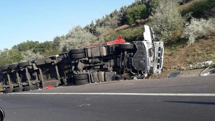 Büyükçekmece'de yün yüklü TIR devrildi