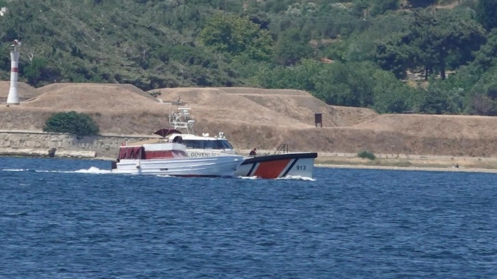 Çanakkale Boğazı'nda durdurulan teknede 83 düzensiz göçmen yakalandı