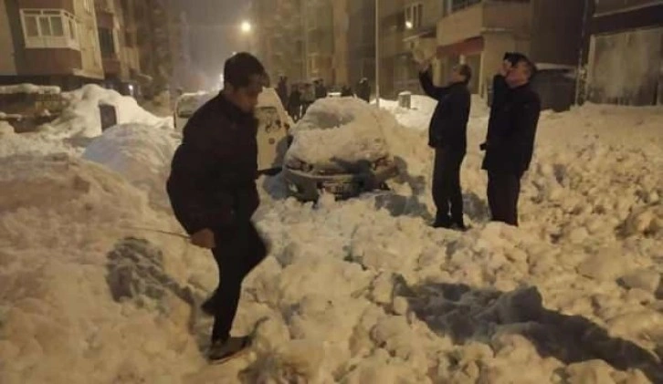 Çatıdan düşen kar kütlesi 3 aracı kullanılamaz hale getirdi