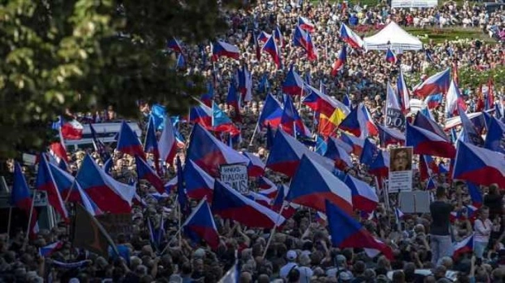 Çekya’da 70 bin kişi enerji fiyatları ve hükümetin Rusya politikalarını protesto etti