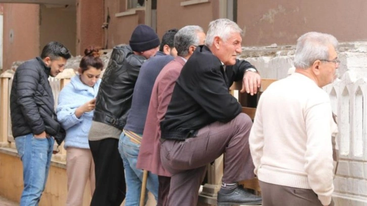 Ceset üzerinde yapılan çalışmaları görmek isteyen vatandaşlar kamyonun üstüne çıktı