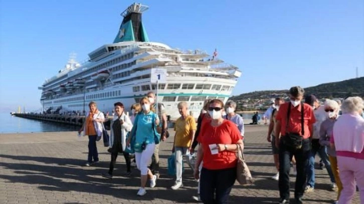 Çeşme'ye yaklaşık 3 yıl aranın ardından ilk kruvaziyer yanaştı