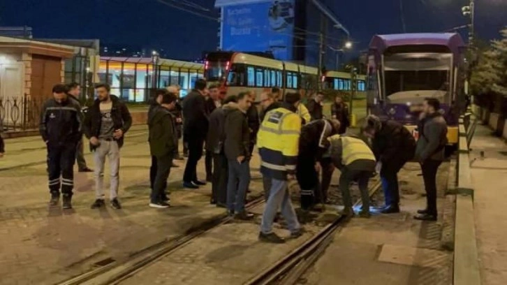 Cevizlibağ'da tramvay raydan çıktı, seferler aksadı