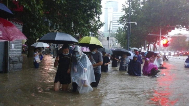 Çin'de turistler aşırı yağışlar nedeniyle mahsur kaldı