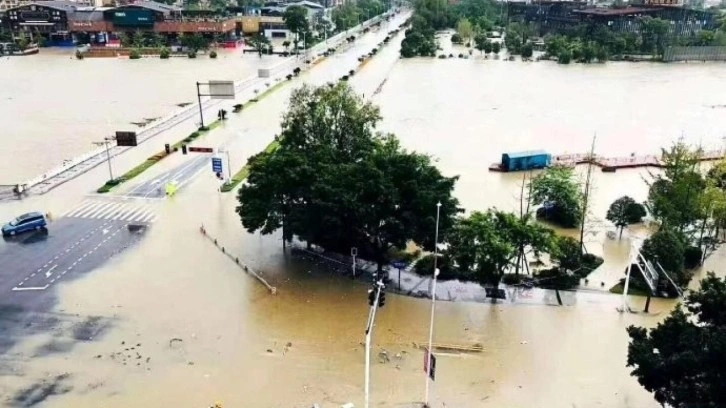 Çin’de aşırı yağış sonrası felaket: 14 ölü