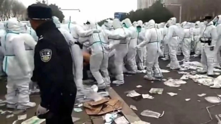 Çin'de iPhone fabrikası işçilerinden protesto