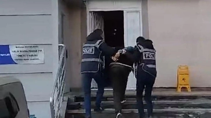 Cinsel istismar hükümlüsü kaçmak isterken polis aracına çarptı