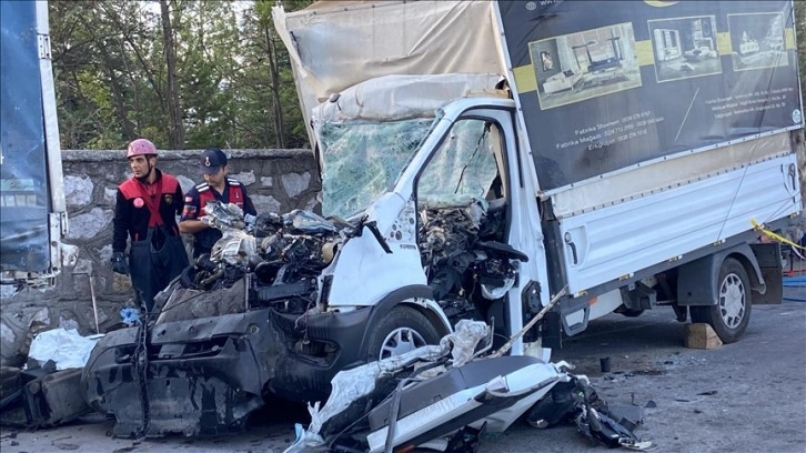 Çorum'da park halindeki tıra çarpan kamyonetteki 3 kişi öldü