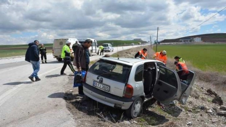 Çorum'da tırla çarpışan otomobildeki 2 kişi yaralandı