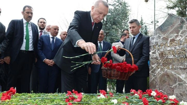 Cumhurbaşkanı Erdoğan, Alparslan Türkeş'in mezarını ziyaret etti