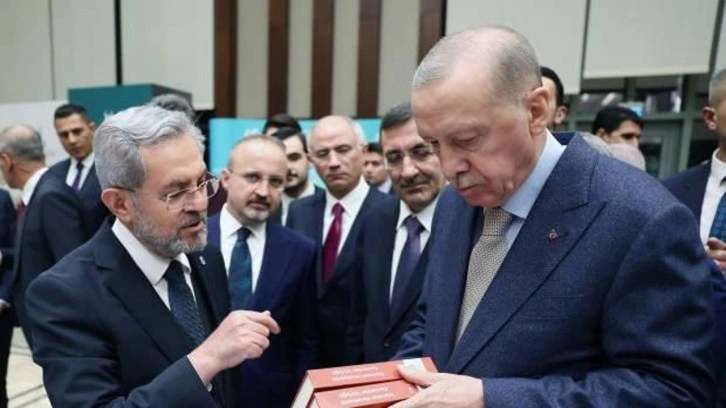 Cumhurbaşkanı Erdoğan, Külliye'deki kitap fuarını gezdi