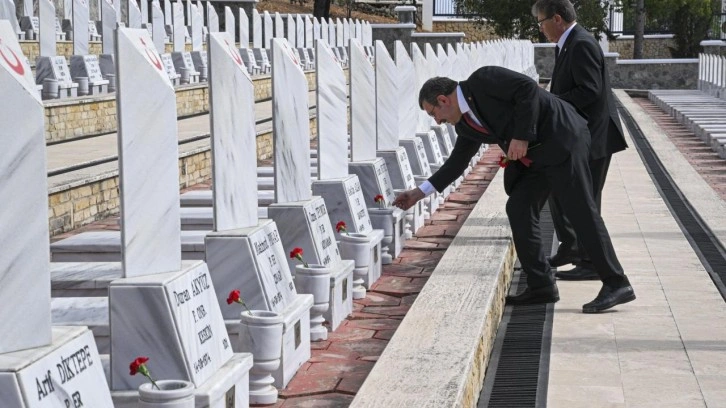 Cumhurbaşkanı Yardımcısı Yılmaz KKTC'de Boğaz Şehitliği'ni ziyaret etti