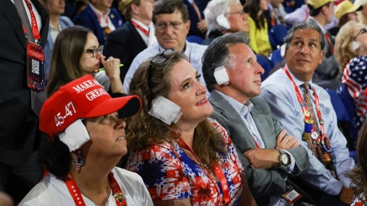Cumhuriyetçiler Trump'a desteklerini göstermek için kulaklarına bandaj taktı