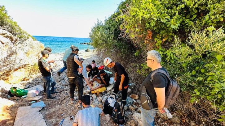 Datça'da mahsur kalan 14 düzensiz göçmen kurtarıldı