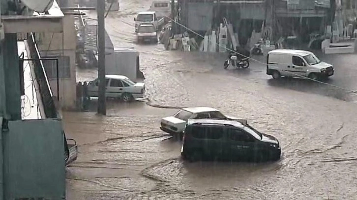 Denizli'de sel ve su baskınları hayatı felç etti!