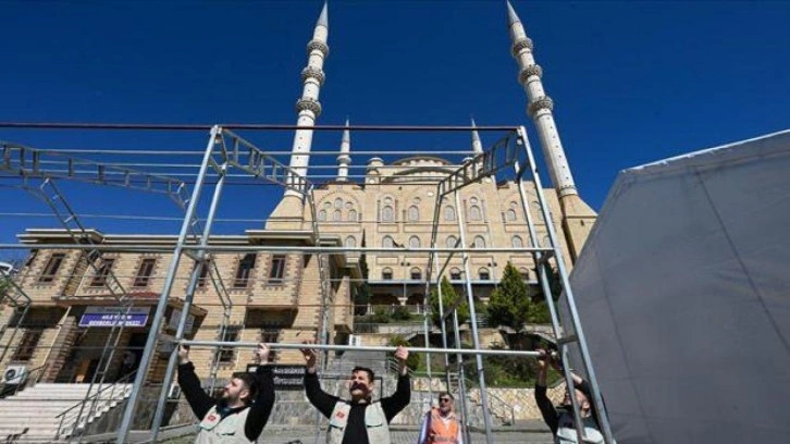 Depremde hasar gören Abdülhamit Han Camisi, cemaatini çadırlarda ağırlayacak