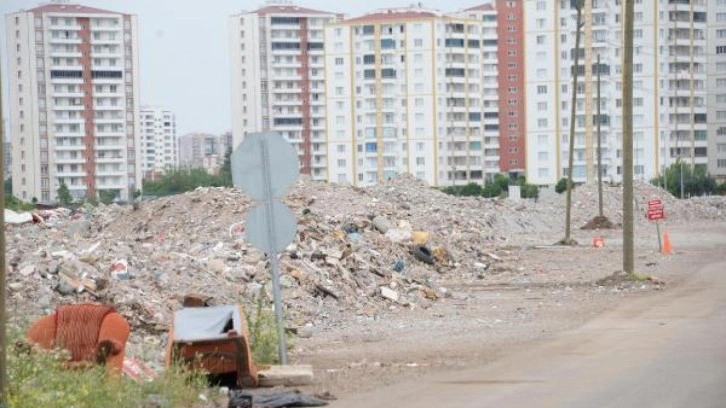 Depremde yıkılan binalardan çıkan moloz dudak uçuklattı