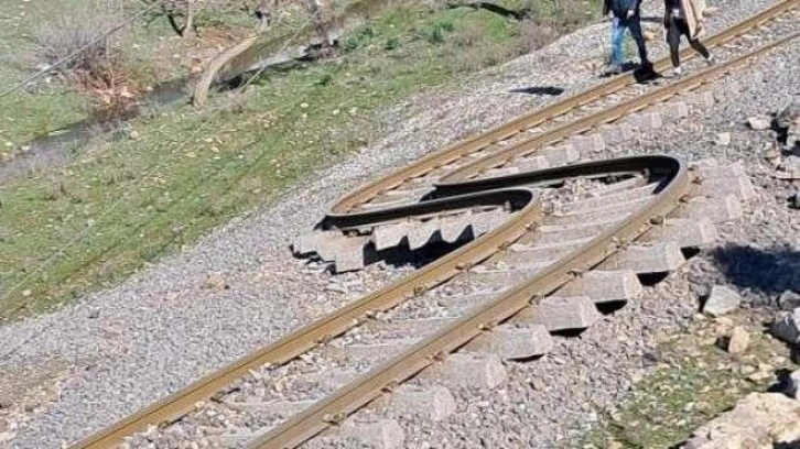 Depremden sonra tren rayları bu hale geldi