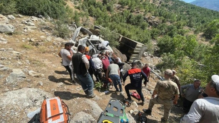 Devrilen kamyonetin altında kalan sürücü yaralandı