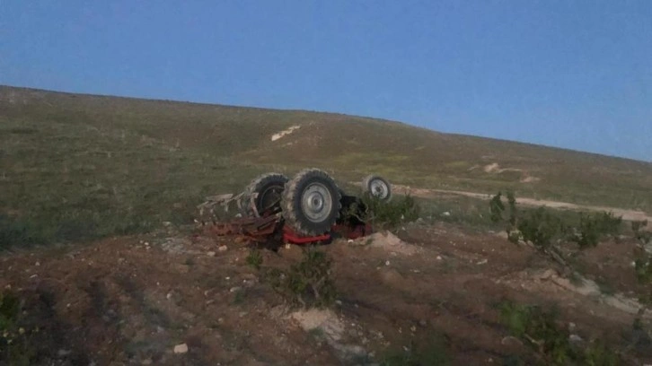 Devrilen traktörün altında kalan sürücü hayatını kaybetti