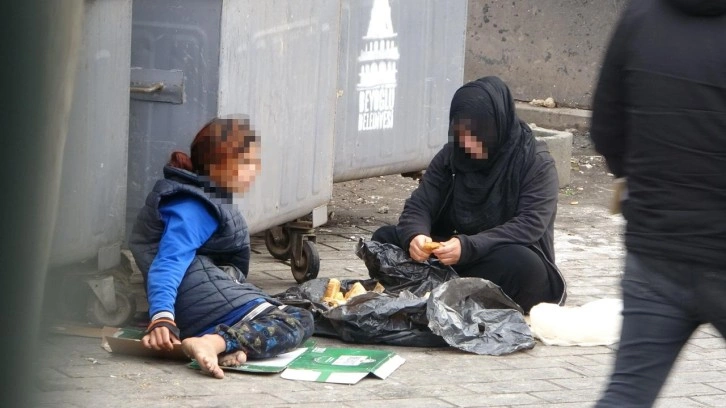 Dilencilerden Kadıköy'de çöpten yemek yeme numarası!