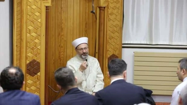 Diyanet İşleri Başkanı Erbaş, Fransa DİTİB Yunus Emre Camisi'nde teravih namazı kıldırdı