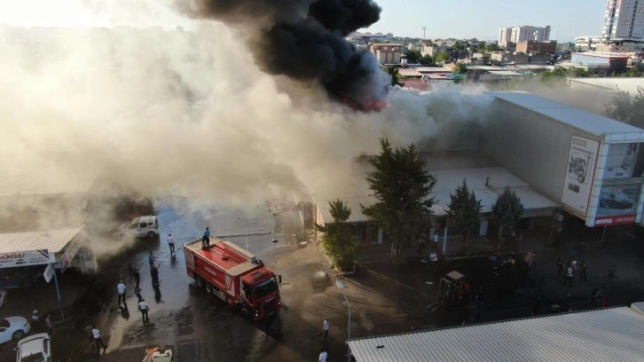 Diyarbakır’da sanayi sitesinde çıkan yangına müdahale sürüyor