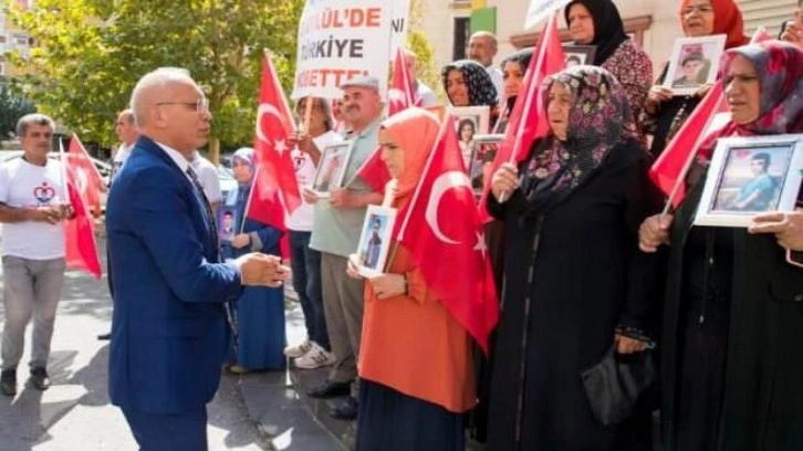 Diyarbakır İl Emniyet Müdürü Kaya, evlat nöbetindeki ailelerle bir araya geldi