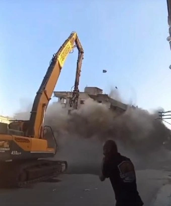 Diyarbakır'da 8 katlı bina yıkım sırasında böyle çöktü