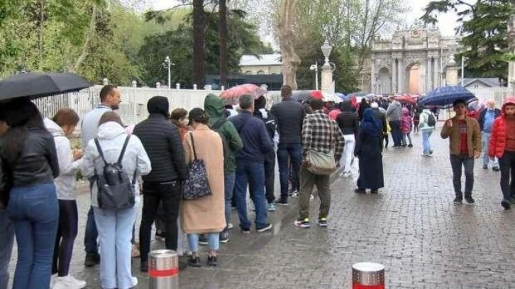 Dolmabahçe Sarayı'nda ziyaretçi yoğunluğu