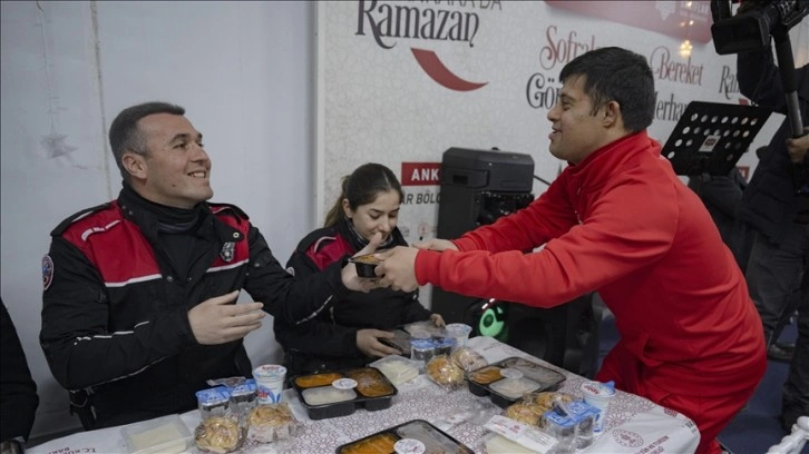 Down sendromlu milli sporcular iftar çadırında yemek servisi yaptı