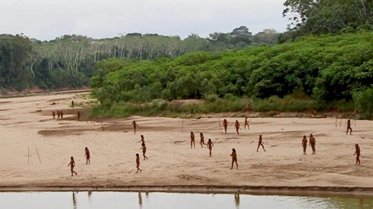 Dünyadan soyutlanmış kabile Amazon ormanlarının dışında görüntülendi
