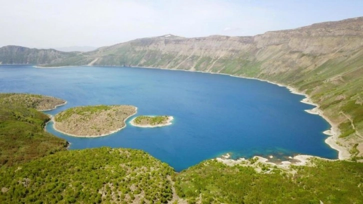 Dünyanın en büyük ikinci krater gölü turizme açıldı