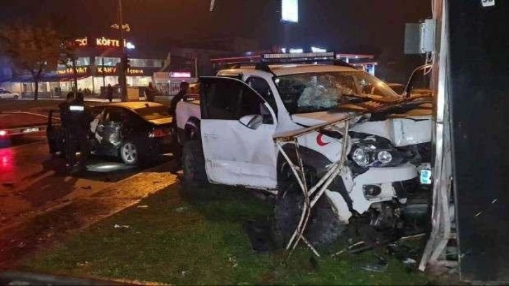 Düzce'de kamyonet ile otomobil çarpıştı: 8 yaralı