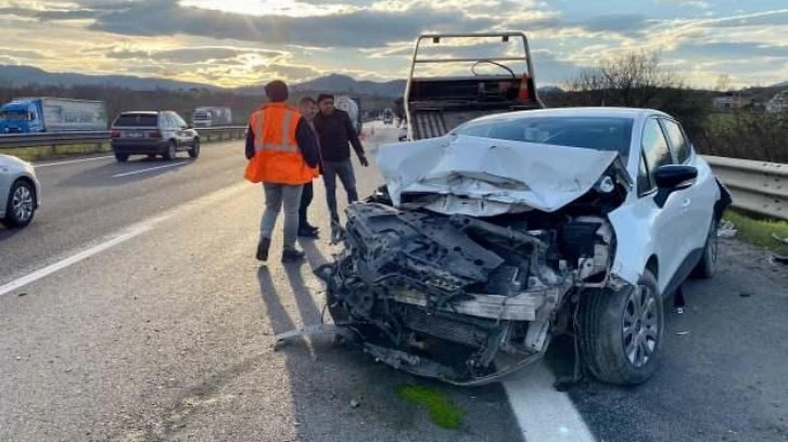 Düzce'de kaza: Otomobil bariyerlere çarptı, yaralılar var!