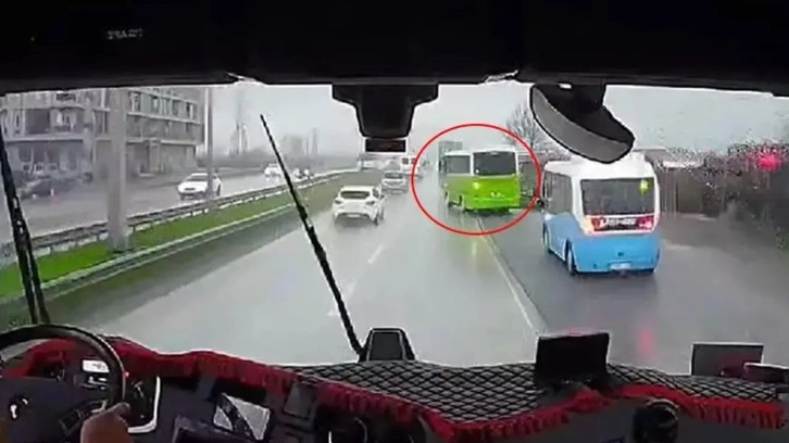 Düzce'de özel halk otobüsünün tehlikeli anları kamerada! TIR'ı böyle durdurmaya çalıştı