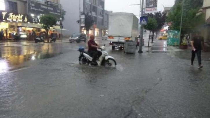 Düzce’de yağmur sokakları göle çevirdi