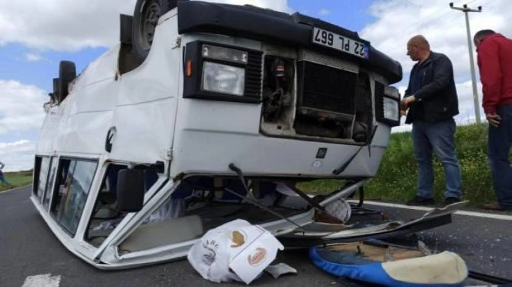 Edirne'de feci kaza: Minibüs içindeki yolcularla ters döndü