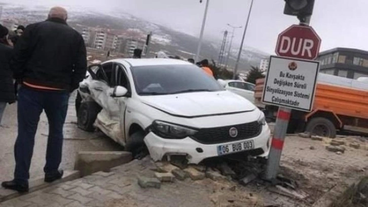 Elazığ'da 2 araç çarpıştı! Çok sayıda yaralı