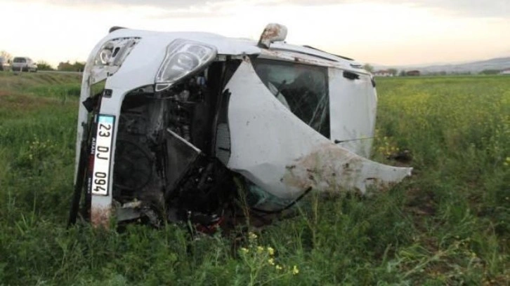 Elazığ’da hafif ticari araç şarampole uçtu: 8 yaralı