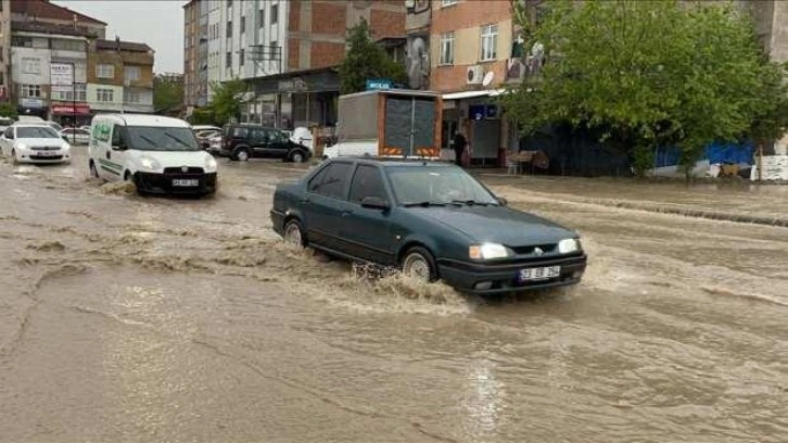 Elazığ'da sağanak hayatı olumsuz etkiledi