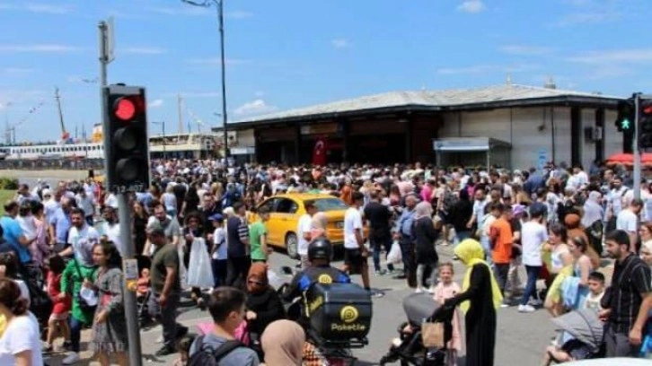 Eminönü'nde vapur sırası yoğunluğu